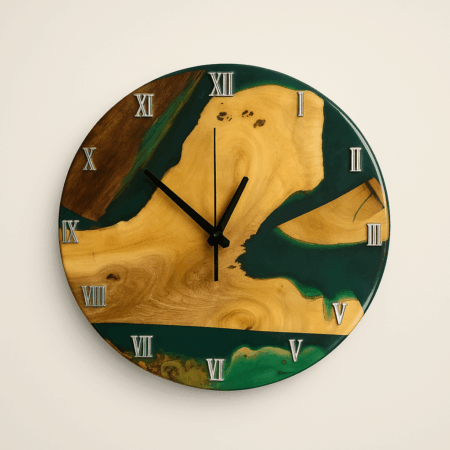Reloj artesanal de madera y resina verde – 40 cm