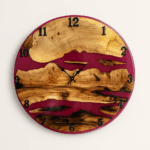 Reloj artesanal de madera y resina fucsia – 50 cm